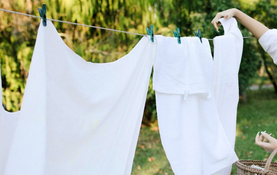 Çamaşır makinesine sadece 2 tablet koyun: Beyazlar anında yeni gibi olacak