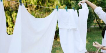 Çamaşır makinesine sadece 2 tablet koyun: Beyazlar anında yeni gibi olacak