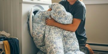 Çamaşır makinesine sığmayan yorganı kolayca yıkatan pratik yöntem paylaşıldı