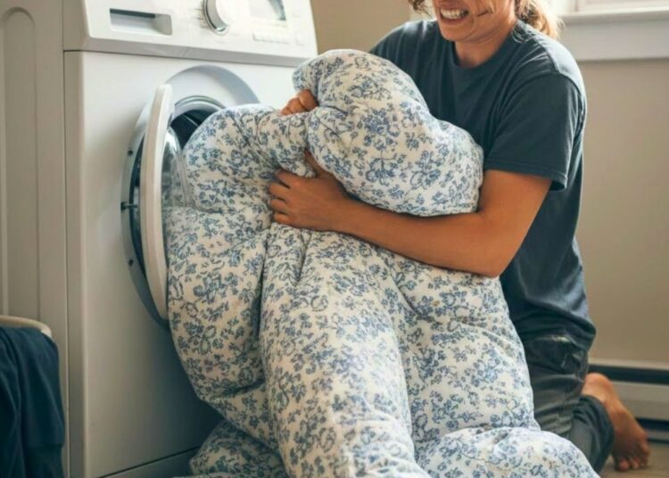 Çamaşır makinesine sığmayan yorganı kolayca yıkatan pratik yöntem paylaşıldı