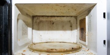 Deterjan ve karbonat yok: Mikrodalga yağını ev yapımı karışım anında temizliyor