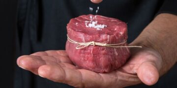 Dünyaca ünlü şef ete tuz atmanın en doğru anını açıkladı