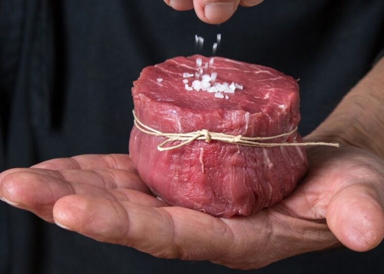 Dünyaca ünlü şef ete tuz atmanın en doğru anını açıkladı