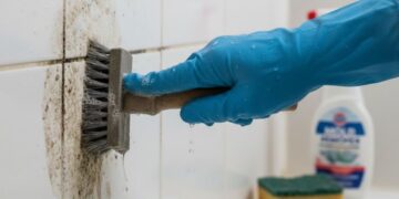 Duş fayans aralarındaki küfü anında temizleyen basit ev tarifi açıklandı