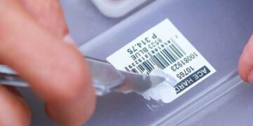 Etiketin yapışkan izini saniyeler içinde çözen iki kolay yöntem açıklandı