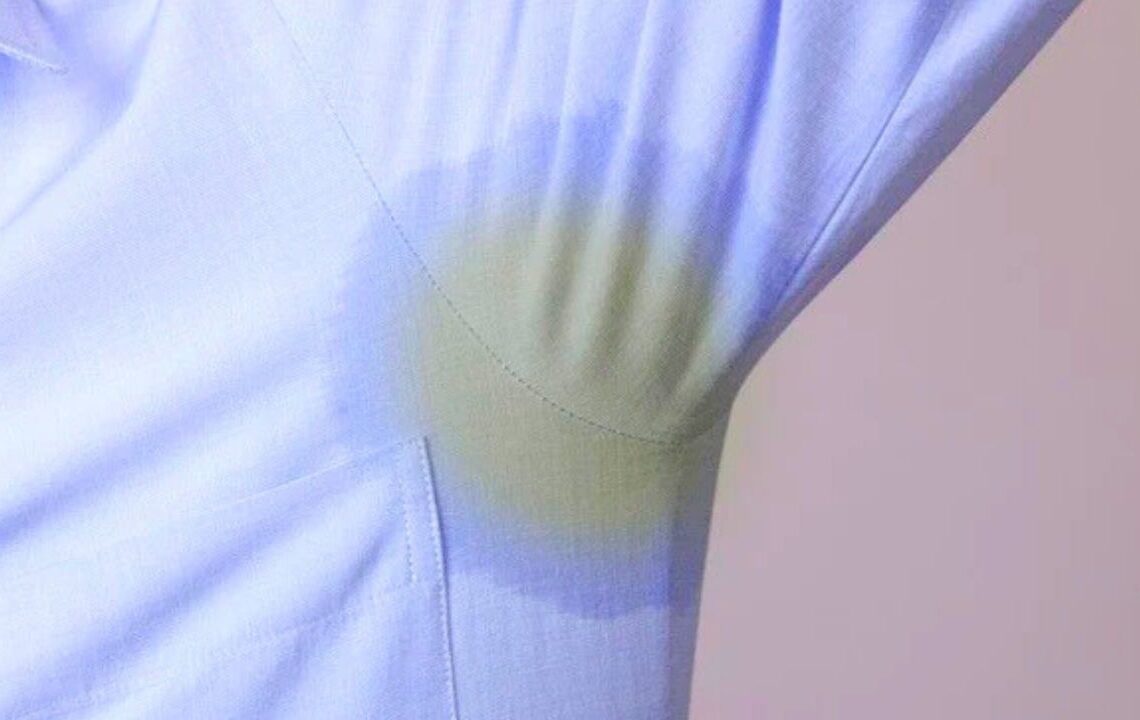 Evdeki malzemelerle kıyafetlerde ter lekesine doğal kesin çözüm