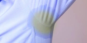 Evdeki malzemelerle kıyafetlerde ter lekesine doğal kesin çözüm