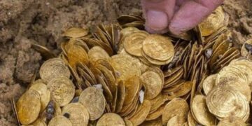 Gezerken ayağına takılan taşın altından servet çıktı