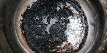 Kapkara tavayı birkaç dakikada ilk günkü gibi yapan zahmetsiz yöntem