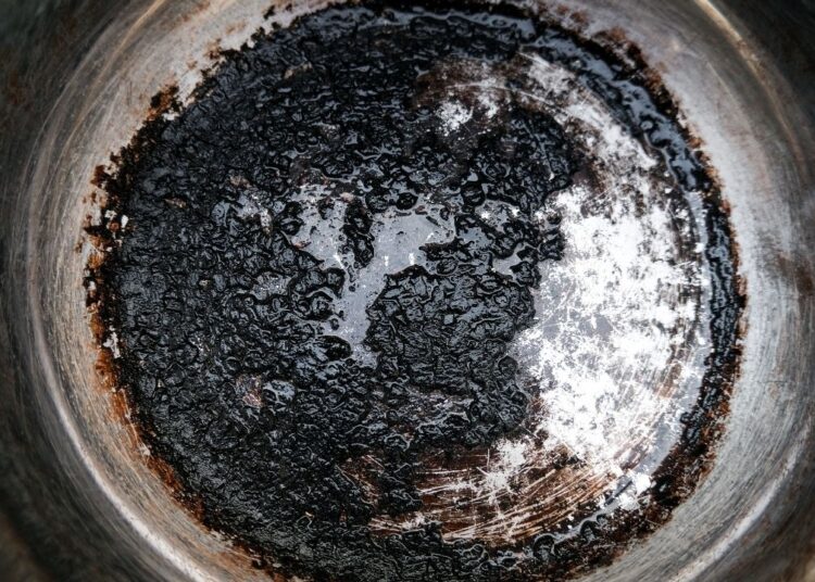 Kapkara tavayı birkaç dakikada ilk günkü gibi yapan zahmetsiz yöntem