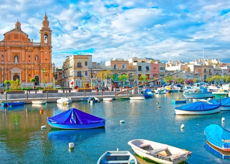 Neredeyse vergisiz ada Avrupa’nın yeni göç merkezi oldu