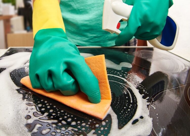 Ovmakla uğraşmayın: Ocağı zahmetsizce temizleyen ve yeni gibi gösteren yöntem paylaşıldı