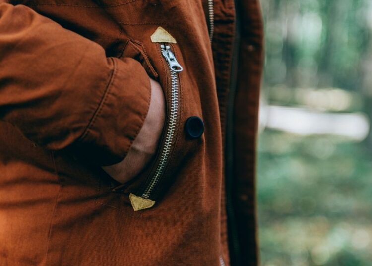 Psikolojiye göre elleri cebinde yürümenin anlamı açıklandı