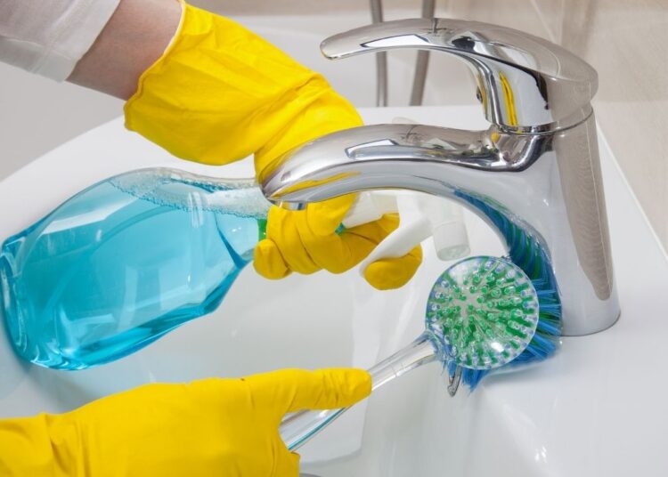 Tuvalet ve musluk kirecini anında yok eden doğal karışım