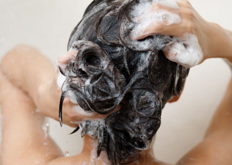 Saçınızı ne sıklıkla yıkamalısınız: Birçok kişinin yaptığı kritik hata
