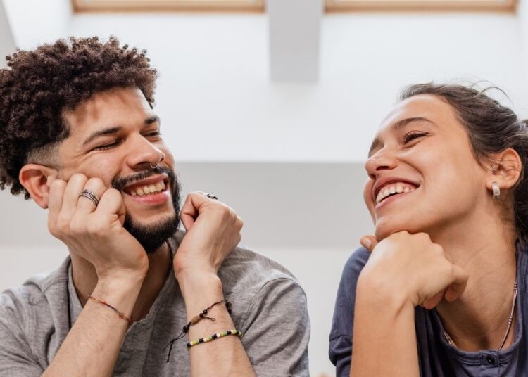 Sekiz davranışı sergileyen kişiler sizden hoşlanıyor fakat reddedilmekten çekiniyor