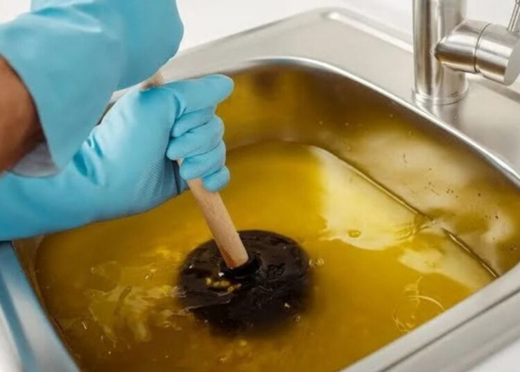 Sirke ve karbonat kullanmadan lavaboyu açan yöntem: Yarım su bardağı yeterli oluyor