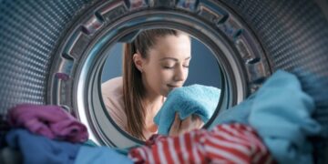 Yumuşatıcı yerine 2 yemek kaşığı koyun: Çamaşırlar mis gibi ve yumuşacık olacak