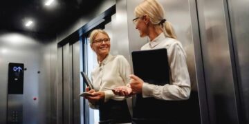 Asansörlerde ayna olmasının gerçek sebebini çok az kişi biliyor: Mühendisler açıkladı