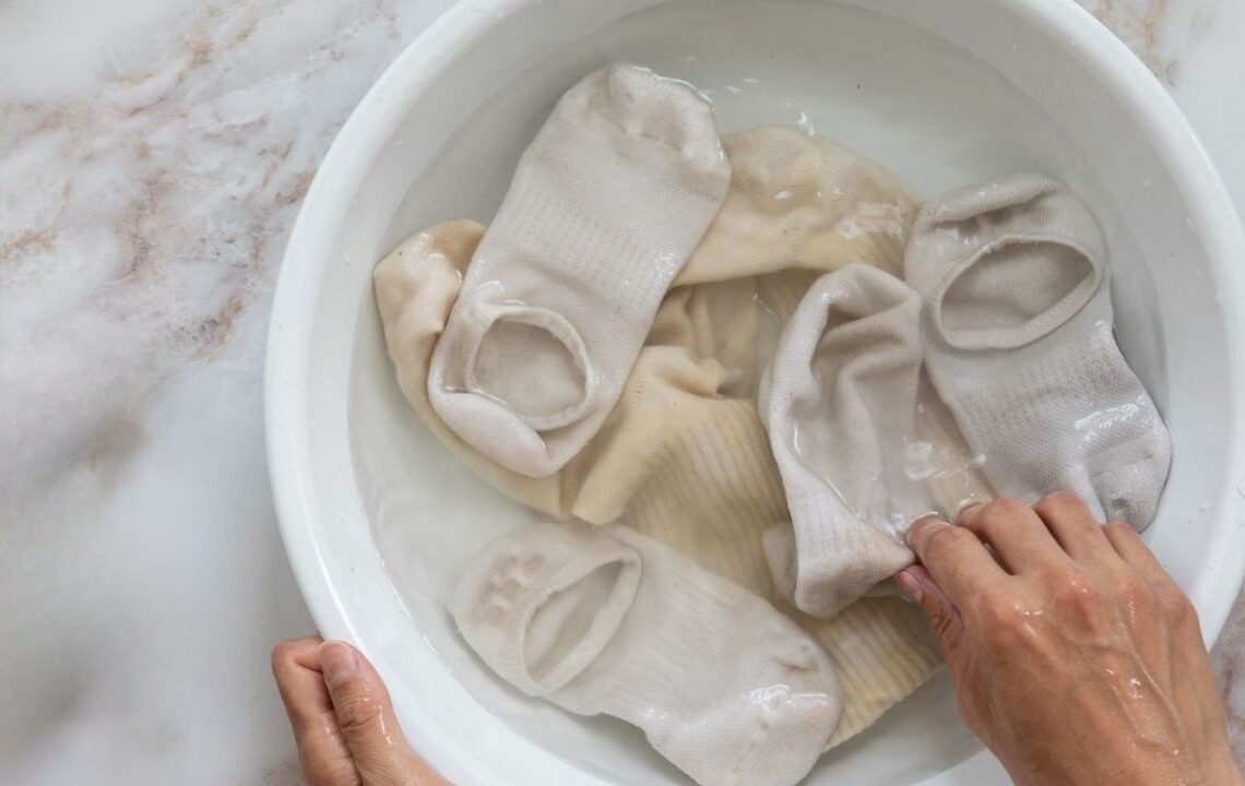 Çamaşır suyu yok: Beyaz çamaşırların sararmasını durduran etkili yöntem açıklandı