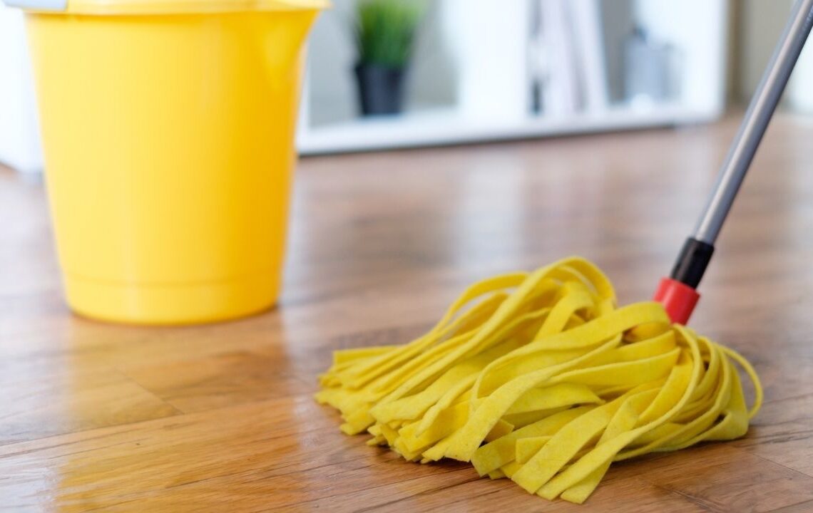 Bir kova suya birkaç damla dökün: Zeminleriniz tertemiz ve pürüzsüz görünecek