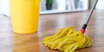 Bir kova suya birkaç damla dökün: Zeminleriniz tertemiz ve pürüzsüz görünecek