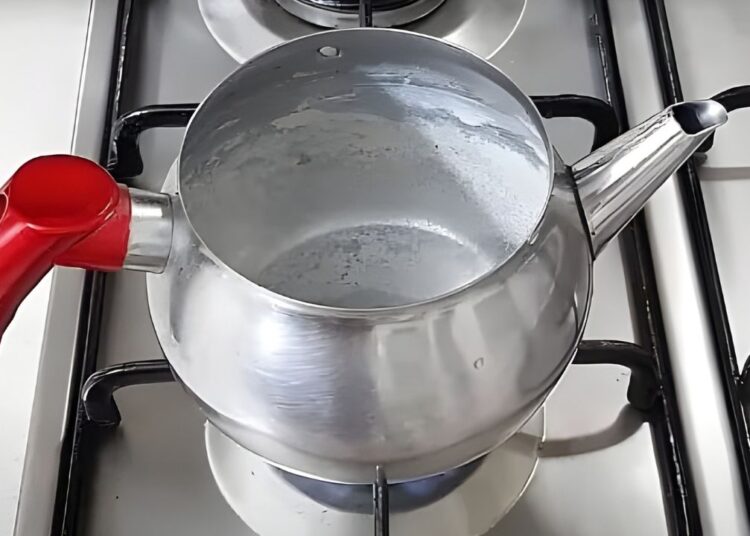 Çaydanlıktan sirkesiz karbonatsız kireci tek hamlede söken yöntem