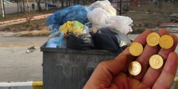 Çöp karıştırırken 800 bin TL’lik hazine buldular