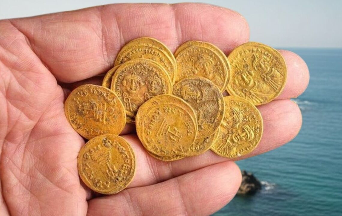 Deniz kenarında dolaşırken 1400 yıllık altın sikkeler ve mücevherler buldu