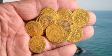 Deniz kenarında dolaşırken 1400 yıllık altın sikkeler ve mücevherler buldu