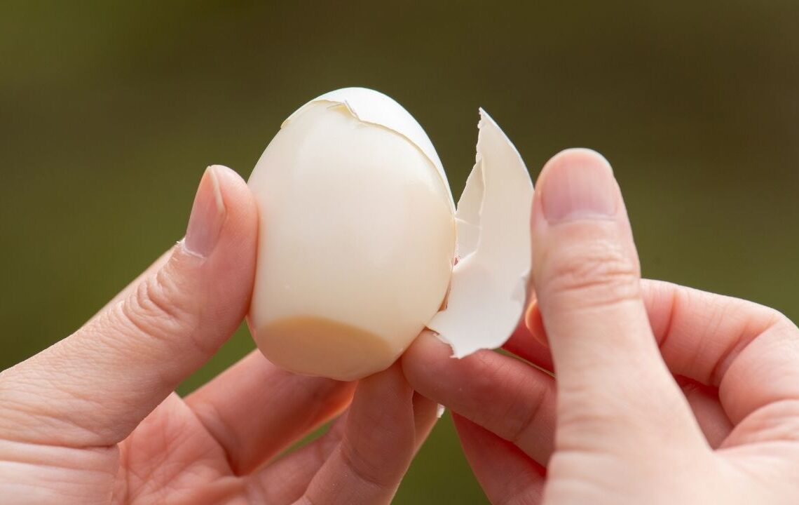 Haşlanmış yumurta soyma derdine son! Suya eklenen tek damla işi kökten değiştiriyor