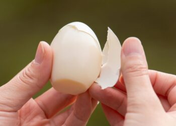 Haşlanmış yumurta soyma derdine son! Suya eklenen tek damla işi kökten değiştiriyor