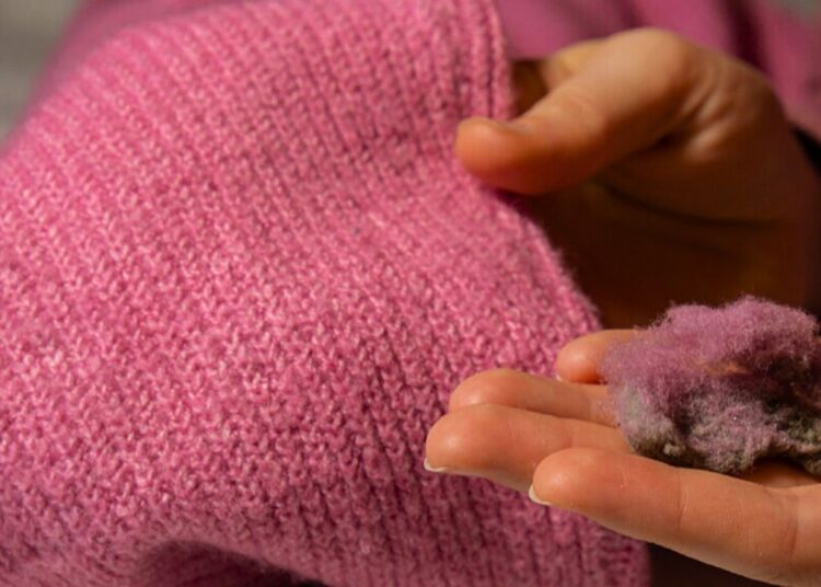 Kıyafetlerdeki tüylenmeyi dakikalar içinde yok eden yöntem açıklandı