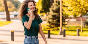 Psikologlara göre telefonla konuşurken yürümeye başlamanın nedenleri açıklandı