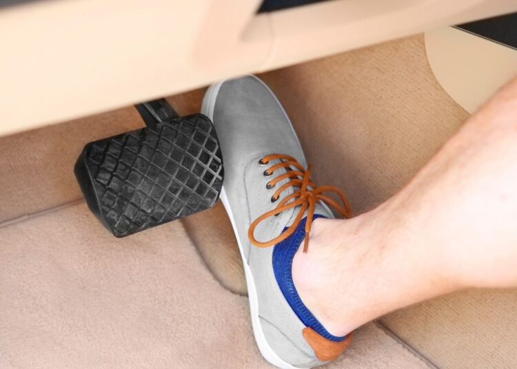 Sürücülerin yüzde doksanı bilmiyor! Fren pedalında yer alan gizli özellik