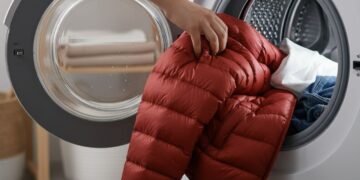 Tek malzeme ile kuş tüyü montu bozmadan yıkayan basit yöntem paylaşıldı