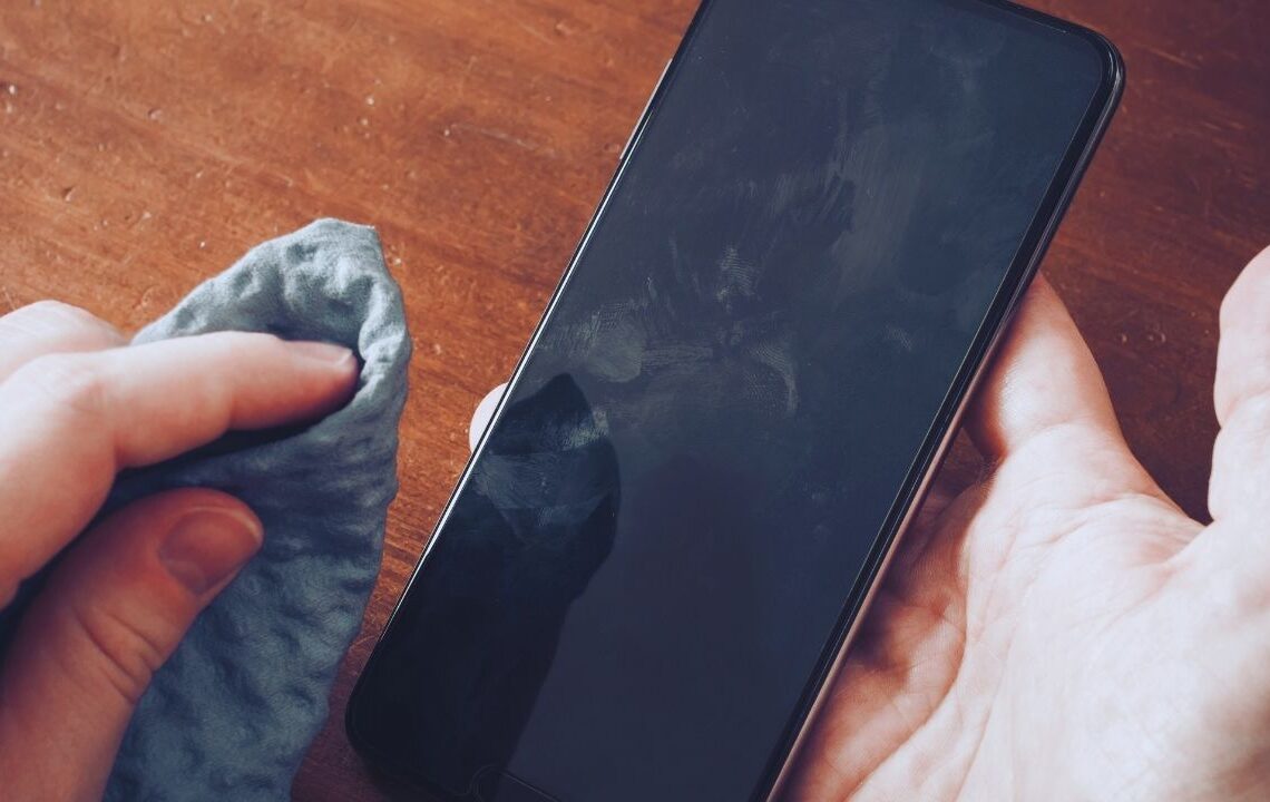 Telefon ekranındaki parmak izlerinden kurtulmanın en etkili yolu