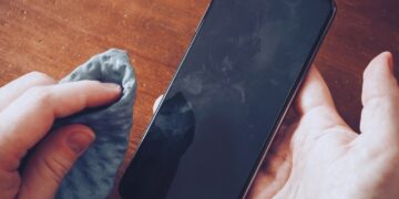 Telefon ekranındaki parmak izlerinden kurtulmanın en etkili yolu