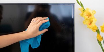 Televizyonu yanlış temizliyorsunuz: Uzmanlar çizik bırakmayan yöntemi açıkladı