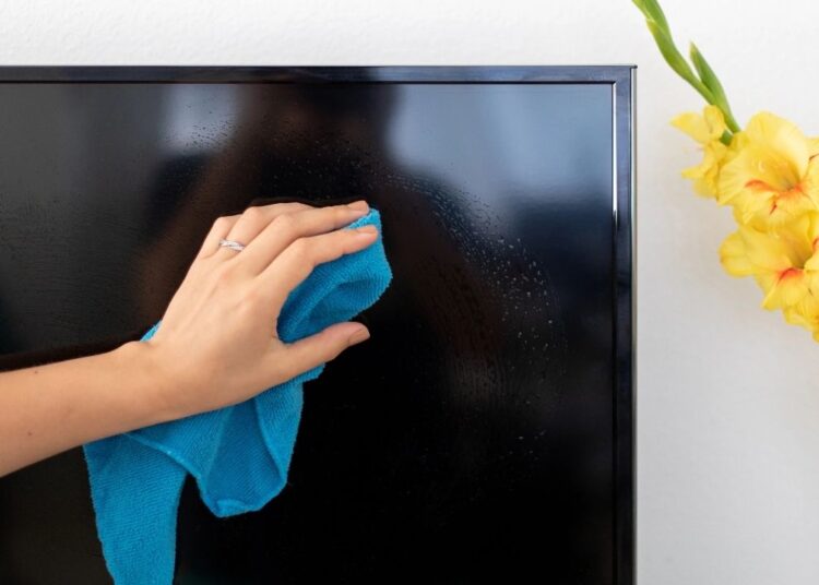 Televizyonu yanlış temizliyorsunuz: Uzmanlar çizik bırakmayan yöntemi açıkladı