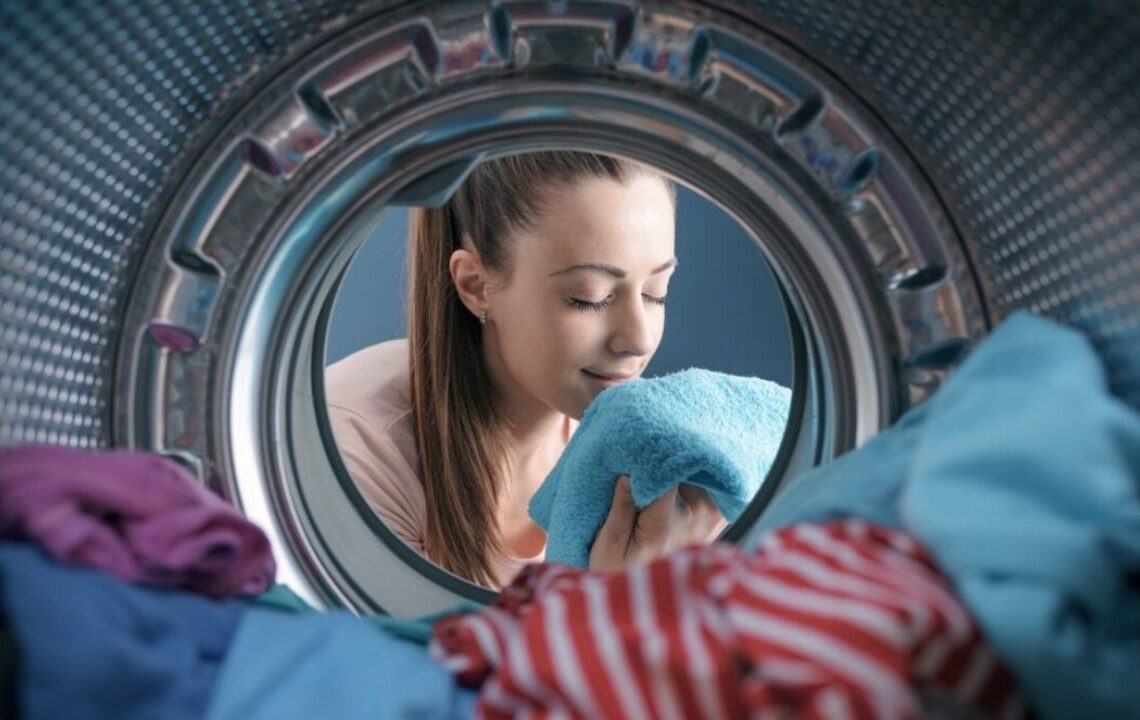 Yumuşatıcı yerine 2 yemek kaşığı koyun: Çamaşırlar mis gibi ve yumuşacık olacak